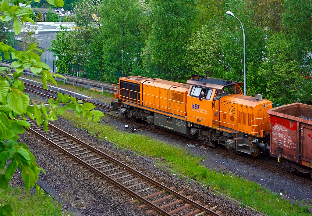 Die Lok 46 der Kreisbahn Siegen-Wittgenstein (KSW) hat am 15.05.2013 vier G�terwagen aus Burbach (Kr. Siegen) geholt,  nun dr�ckt sie diese zum KSW-Rangierbahnhof.
Die Lok ist Vossloh G 1700-2 BB (eingestellt als 92 80 1277 807-4 D-KSW), sie wurde 2008 unter der Fabrik-Nr. 5001680 gebaut.