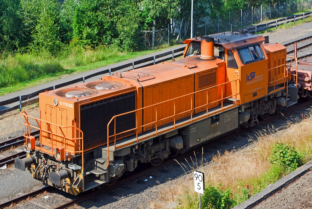 Die Lok 46 der Kreisbahn Siegen-Wittgenstein (KSW) am 08.07.2013 beginnt vom KSW-Rangierbahnhof ihre bergabefahrt nach Betzdorf.
Die Lok ist Vossloh G 1700-2 BB (eingestellt als 92 80 1277 807-4 D-KSW), sie wurde 2008 unter der Fabrik-Nr. 5001680 gebaut.