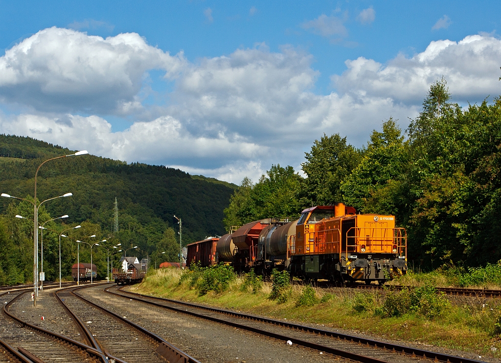 Die Lok 46 der KSW (Kreisbahn Siegen-Wittgenstein), eine Vossloh G 1700-2 BB (eingestellt als 92 80 1277 807-4 D-KSW),  kommt am 10.08.2012, mit ein paar G�terwagen, �ber die Hellertalbahn (KBS 462) von Burbach-W�rgendorf nach Herdorf. Links auf dem Rangierbahnhof der KSW wird sie sp�ter den G�terzug zusammen stellen, den sie sodann �ber Betzdorf und Siegen nach Kreuztal bringt.