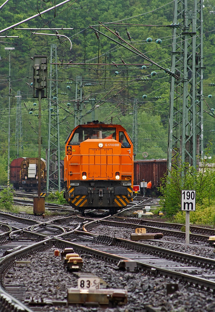 Die Lok 46 (Vossloh G 1700-2 BB) der Kreisbahn Siegen-Wittgenstein (KSW) am 11.05.2012 beim rangieren im Bahnhof Betzdorf/Sieg.