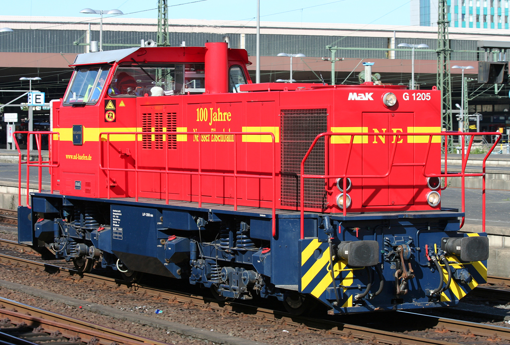 Die Lok 6 der Neuss Dsseldorfer Hfen durchfhrt Dsseldorf HBF Lz am 16.06.2010