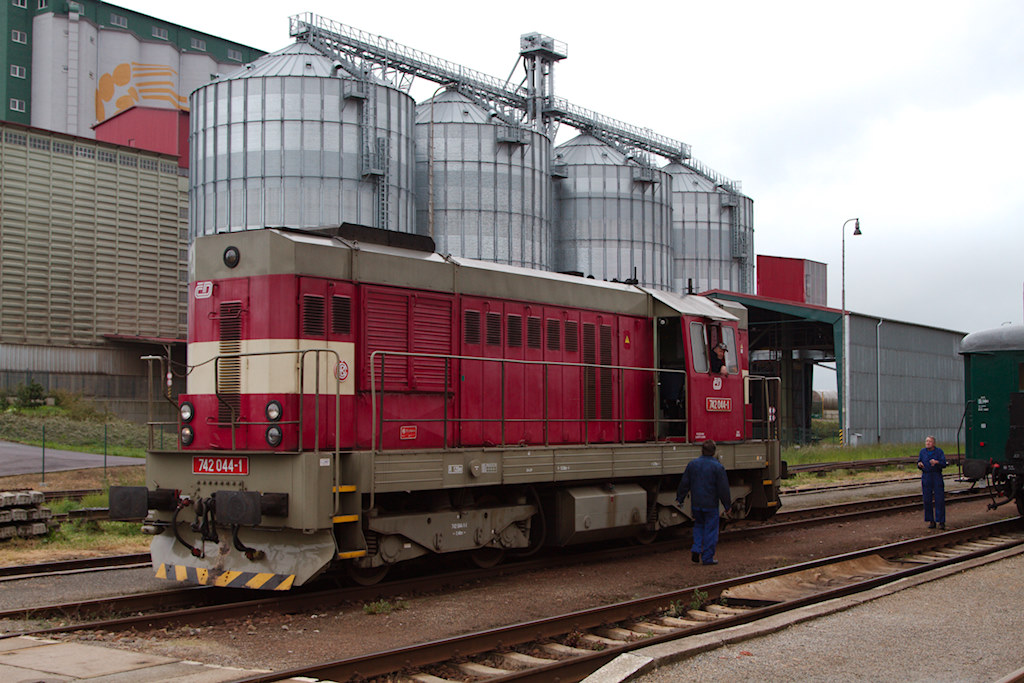 Die Lok 742 044-1 leistete zwischen Moravsk Budějovice und Lednice Nachschiebedienste (02.06.2013).