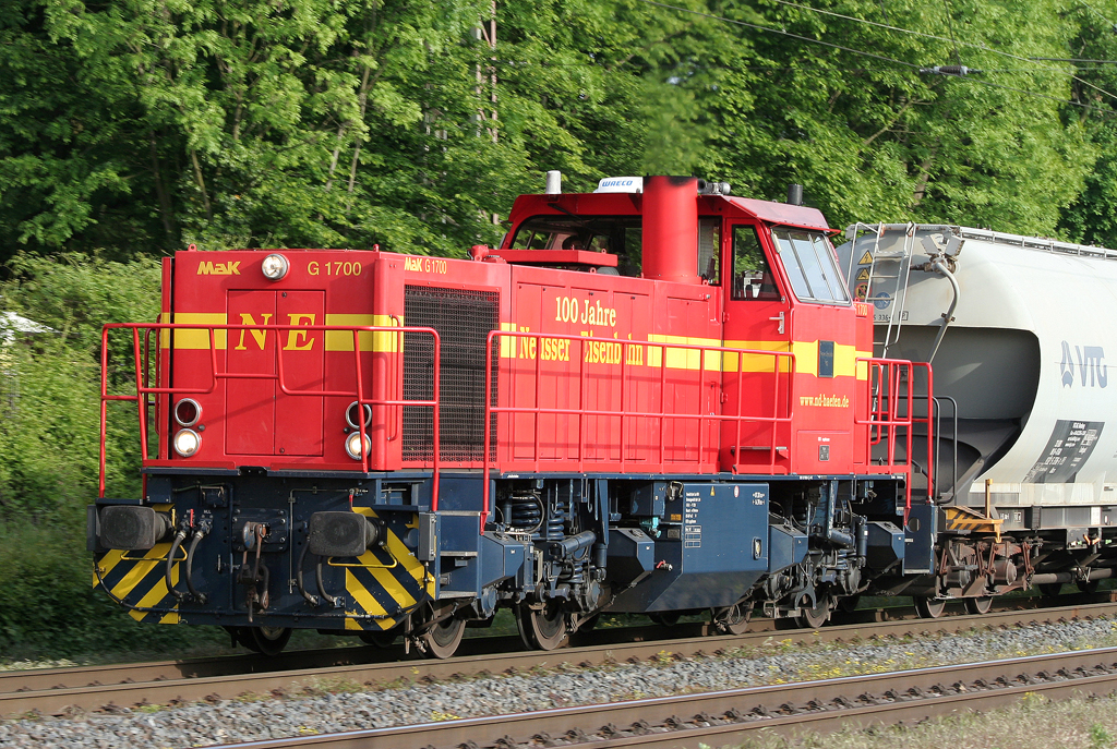 Die Lok 8 der Neuss Dsseldorf Hfen / Neusser Eisenbahn durchfhrt Ratingen Lintorf am 05.05.2011