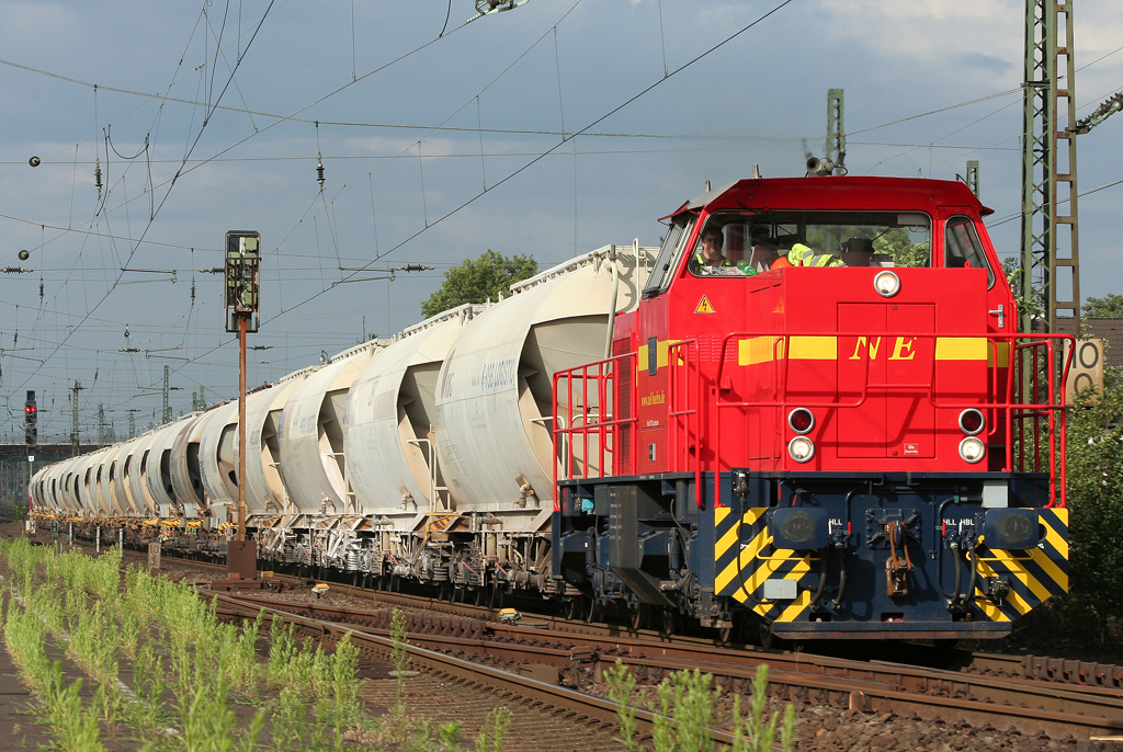 Die Lok 8 der Neuss Dsseldorfer Hfen durchfhrt Rheinhausen am 06.07.2011