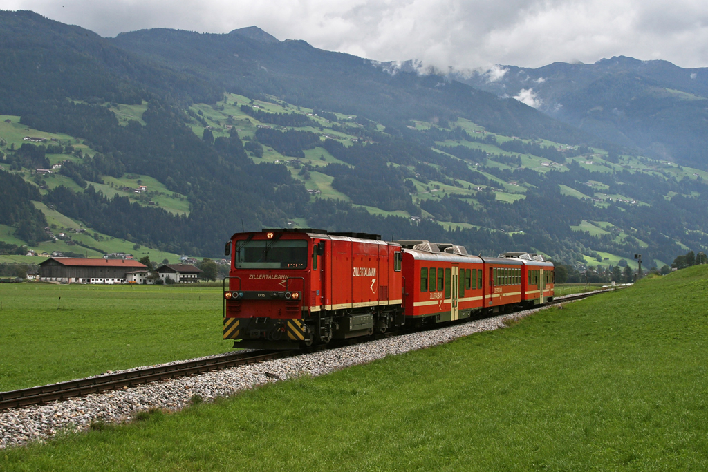 Die Lok D 15 der Zillertalbahn ist mit drei Wagen am 10.09.2010 bei Strass unterwegs.