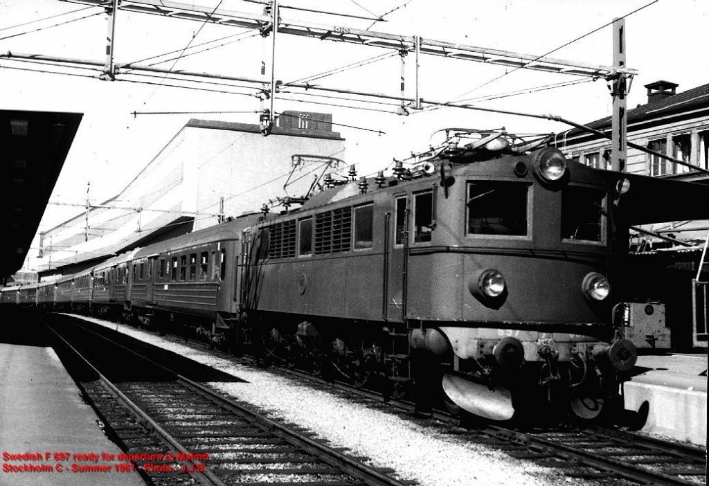 Die Lok F 697 in Stockholm Centralen mit einem Schnellzug nach Malm - August 1961 - Foto : J.J. Barbieux