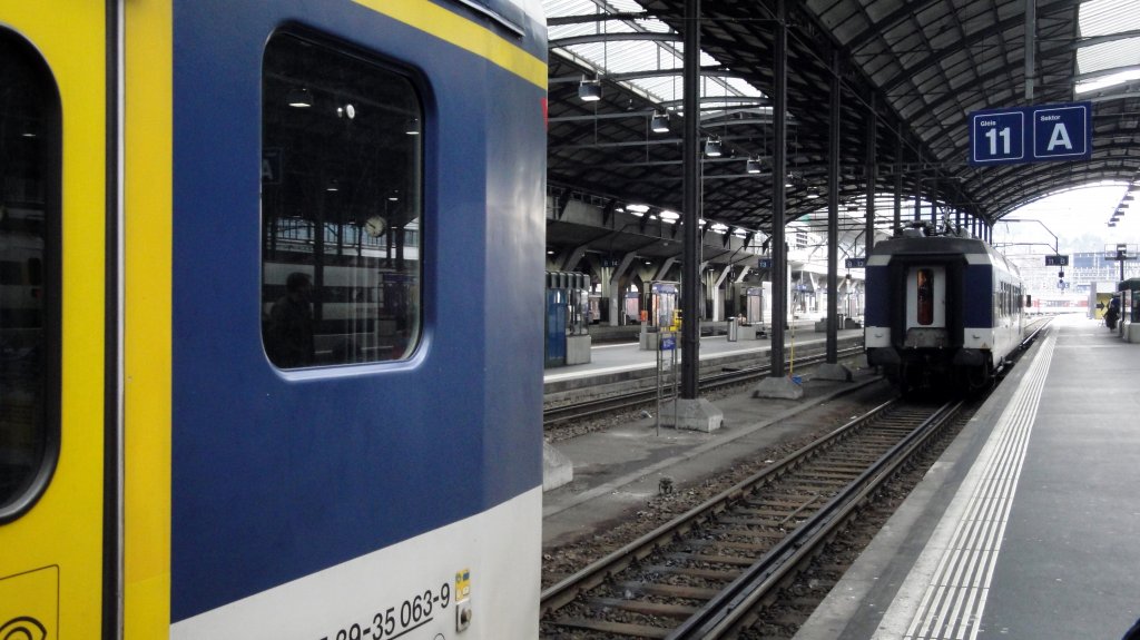 Die  Lok  fehlt noch. 4 Minuten vor der Abfahrt der S6 von Luzern (Aufnahmeort) nach Langenthal traf dann doch noch pnktlich das Zugtier ein. Der Triebwagen RBDe 560 046-5  Muralto  lste ein Schwesterfahrzeug ab, zum wahrscheinlich letzten Mal. Denn ab dem 12.12.10 verkehren auf der Strecke planmssig keine SBB Zge mehr.