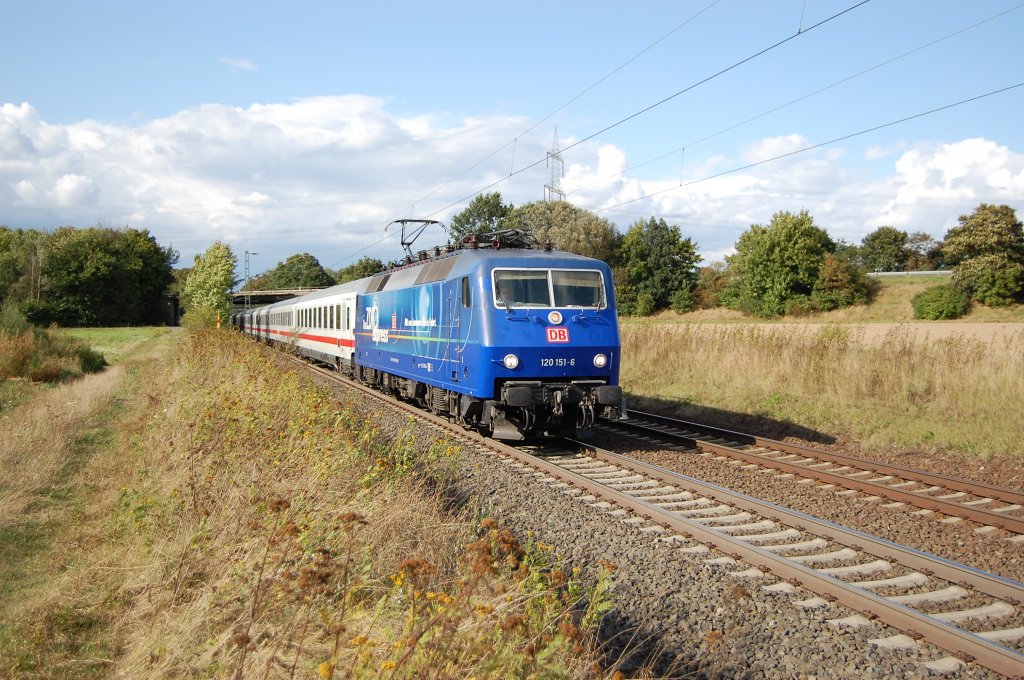 Die Lok habe ich mit meinem Foto-Kollegen am 29.8.2009 aufgenommen. Es handelt sich un die zdf-120.