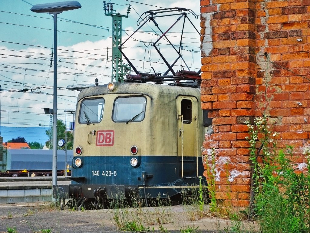 Die Lok ist heut leider genauso marode wie die Mauerecke; 140 423 am 19.06.2008 abgestellt in Plattling.