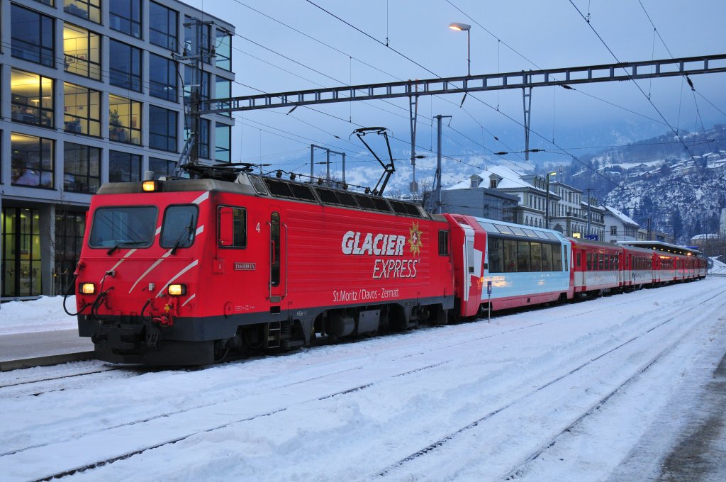 Die Lok HGe 4/4 II  Tschhorn  der BVZ/MGB ist eine schmalspurige gemischte Zahnrad-und Adhsions-Lokomotive.Im Bild am Bahnhof Brig am 27.12.11.