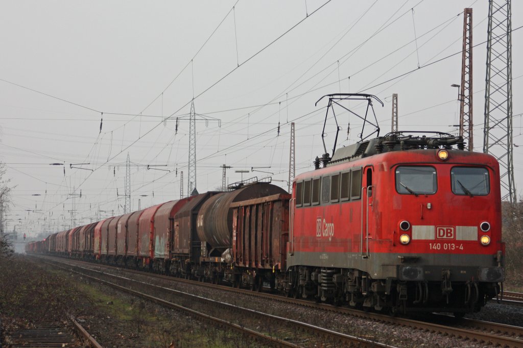 Die Lok mit den zwei Gesichtern:140 013-4 kam am 1.3.11 mit einem Gemischten Gterzug durch Ratingen-Lintorf.Leider kam sie mit normalen Lampen vorraus.