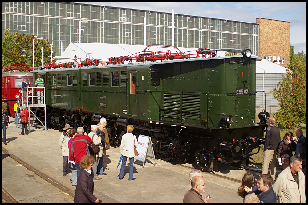 Die Lok muss man in voller Lnge in Natura erleben. Ein Bild, besonders bei Ausstellungen oder Besuchertagen, kann sie in ihrer ganzen Gre nicht zeigen. Die E95 02 der DRG ist eine schwere Gterzuglokomotive und wurde 1927 von AEG mit der Fabriknummer 3009 hergestellt und war im Rbd Halle stationiert. Jede Lokhlfte besitzt 3 Treibachsen, die Laufachsen sind als Bisselachsen ausgebildet. Als einzigste Lok ihrer Baureihe besitzt sie eine elektrische Widerstandsbremse (100 Jahre Innovation und Technologie, Tag der offenen Tr Bombardier Hennigsdorf 18.09.2010)