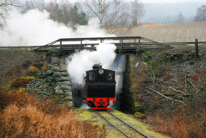 Die Lok Nr. 4  Setskogen  durchfhrt mit einem Gterzug unter Volldampf die Bahnbrcke der Kongsvingerbanen; 29.11.2009