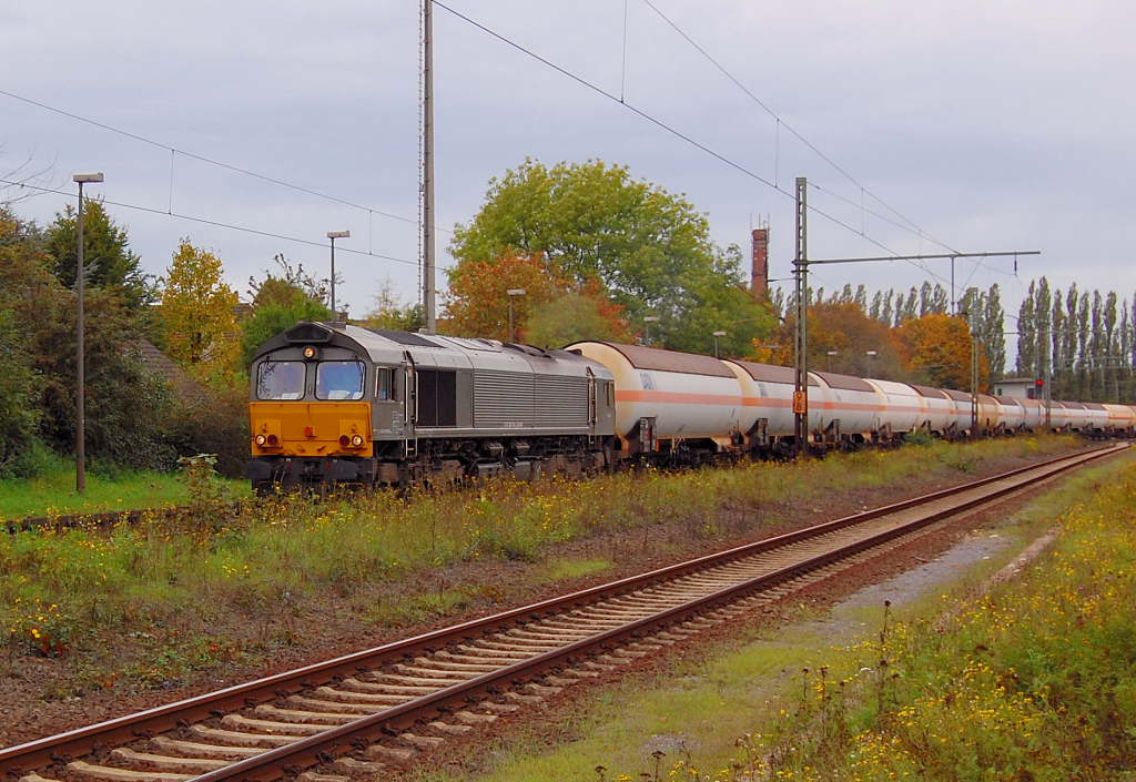 Die Lok Nr. CB 1000 266 125-6 mit einem aus Gaswagen bestehendem Ganzzug bei der Durchfahrt im Bahnhof Boisheim. am 6.10.2010