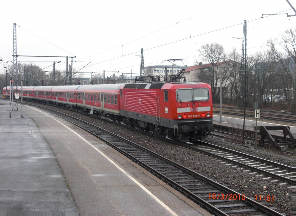 Die Lok Nummer 143 886-0, unterwegs nach Geislingen (Hbf GP, 16.3.'10)