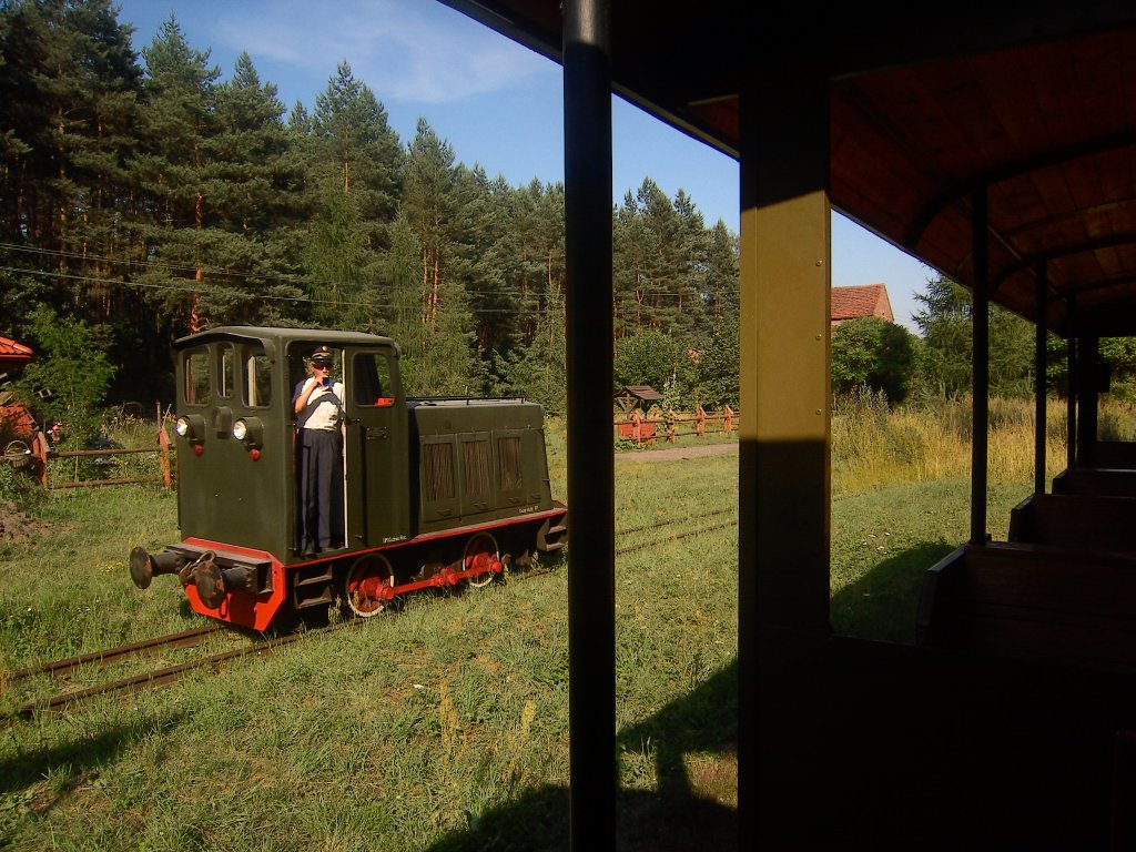 Die Lok setzt an der Endhaltestelle Paprotsch (Paproc) zur anderen Seite um.