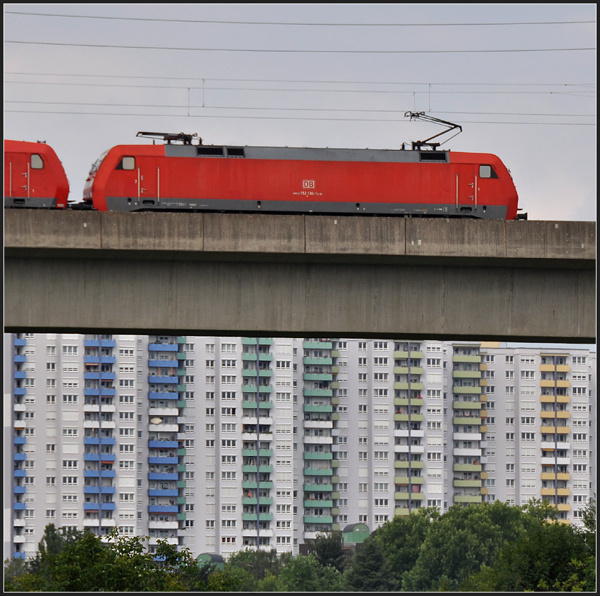Die Lok über dem Hochhaus - 

Bei Stuttgart-Zazenhausen überquert die Schusterbahn das Feuerbacher Tal. Hier ein Lokzug auf der Brücke. 

30.06.2011 (J)