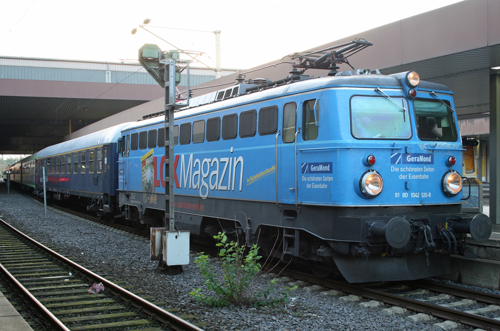 Die Lokmagazin 1042 520-8 steht mit dem Hetzerather in Dsseldorf HBF am 31.10.2010 