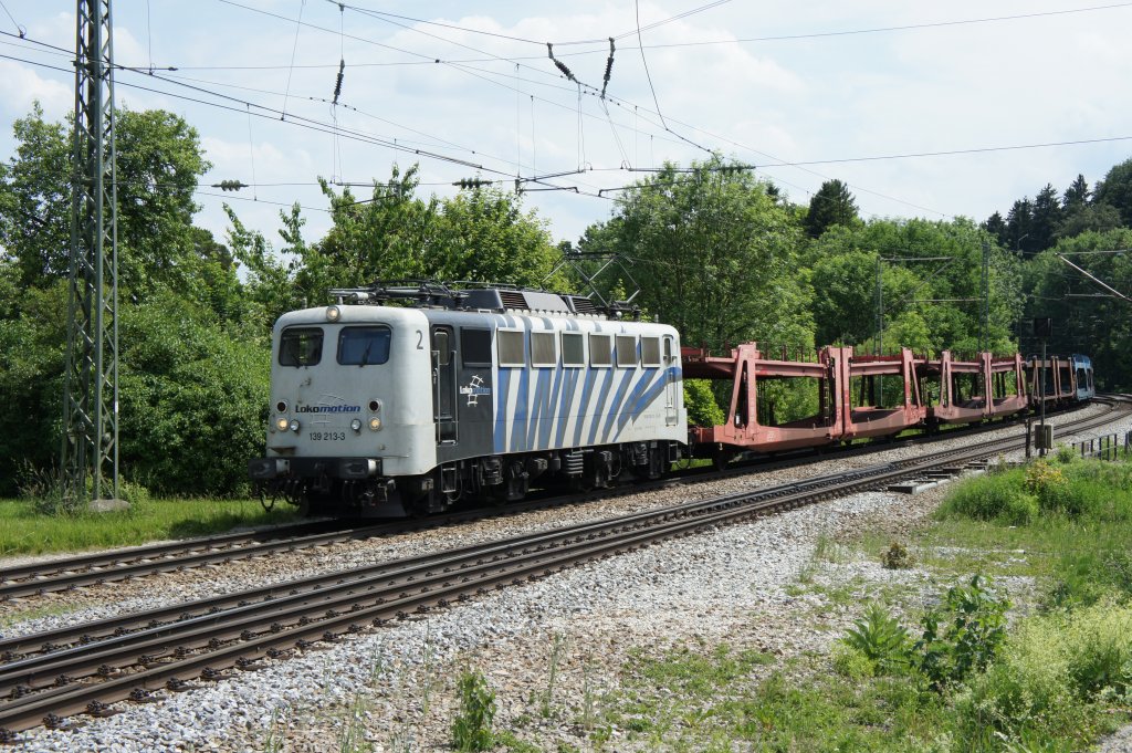 Die Lokomotion 139 213-3 mit einem leeren Autotransportzug am 31.05.11 im Bahnhof Aling. 