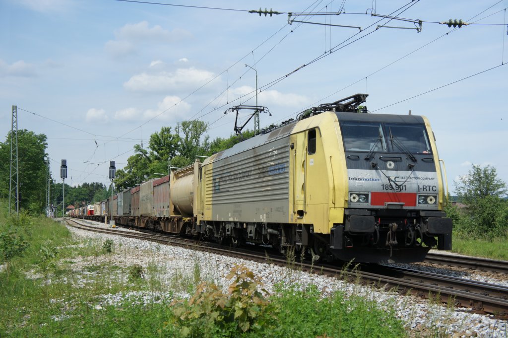 Die Lokomotion 189 901 mit einem KLV-Zug am 31.05.11 im Bahnhof Aling.