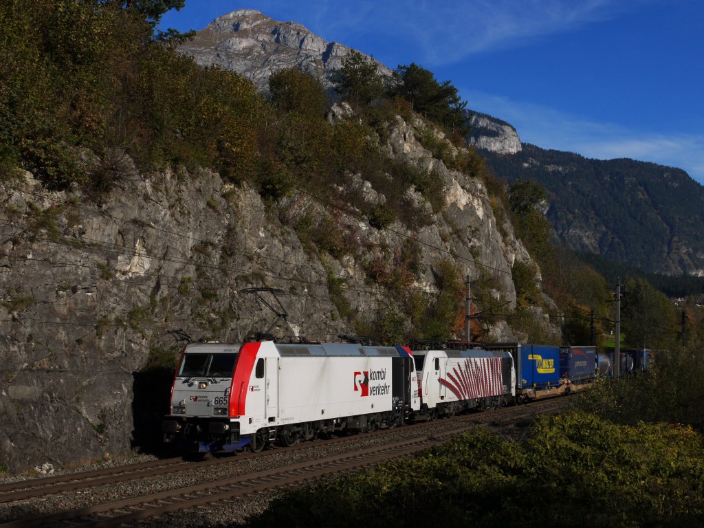 Die Lokomotion-Loks 185 665, 189 918 und 185 663 als Schublok fuhren am 20.10.12 an der Jenbacher Steinwand mit LM-TEC 43125 (M�nchen Ost Rbf - Verona Q.E.) vorbei, die Loks kehrten dann anschlie�end mit LM-TEC 43128 zur�ck, welcher dann 5 Loks dran hatte.