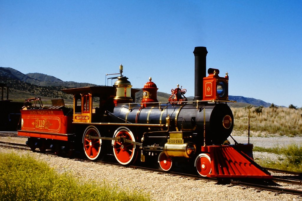 Die Lokomotive mit Nr 119  Pride of the Prairies  der Union Pacific nahm am 10. Mai 1869 an den Feierlichkeiten zur Vollendung der ersten transkontinentalen Strecke durch Amerika (Golden Spike) in Promontory teil. Heute wird mit Nachbauten der Lokomotiven die Zeremonie dargestellt. Die Aufnahme entstand am 16. Juni 1987.