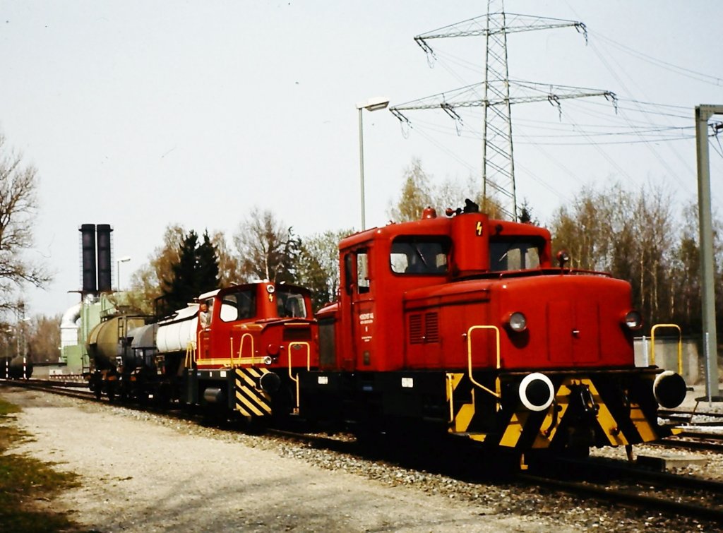 Die Lokomotiven Gersthofen 6 (Jung RC 42 C (1961)) und Gersthofen 7 (O&K MB 280 N (1974)) der Hoechst AG rangieren im �bergabebahnhof des Werks Gersthofen um 1980.