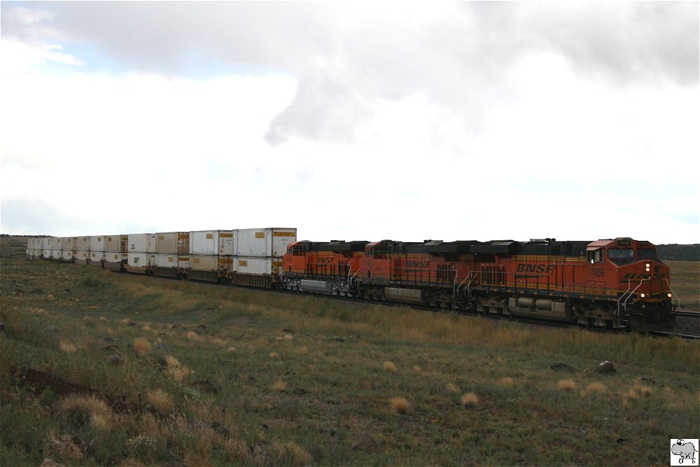 Die Loks # 7456 (ES44DC), # 7467 (ES44DC) und # 6774 (ES44C4) ziehen einen westbound Intermodal durch Arizona. Die Aufnahme entstand am 24. September 2011 kurz vor der Ortschaft Seligman.