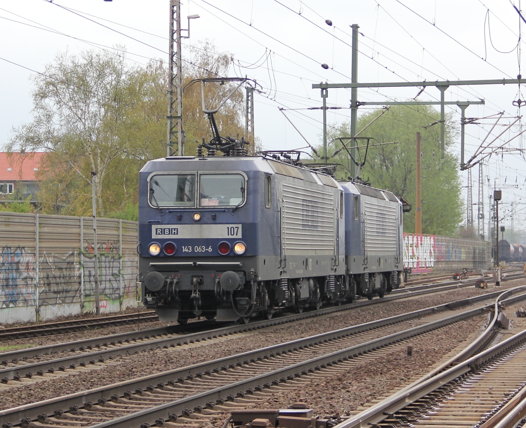 Die Loks 143 063-6 (RBH 107) und 143 874-6 (RBH 101) kamen am 27.04.2013 als kleiner Lokzug aus Richtung Seelze durch Hannover-Linden/Fischerhof.