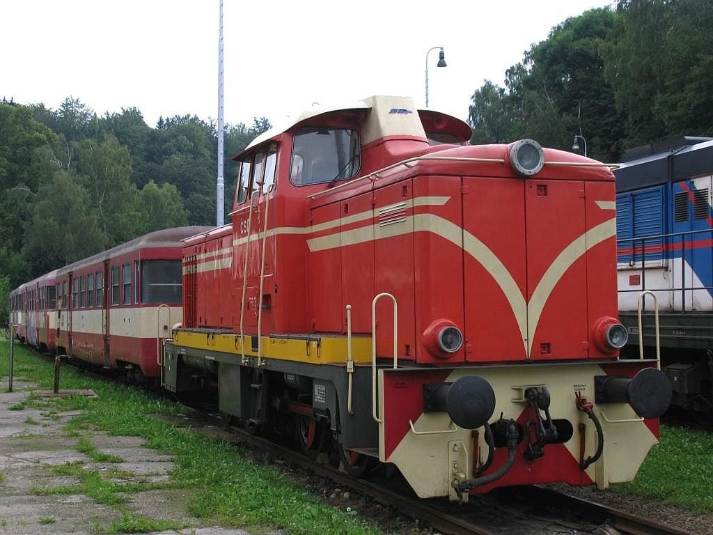 Die Loks der Baureihe 715 wurden speziell fr die Strecken Podbrezov–Tisovec und Tanvald–Kořenov (Tannwalder Zahnradbahn) beschafft. Wegen ihrer sterreichischen Herkunft erhielten die Lokomotiven den Beinamen Rakuanka. Hier ist die T426.003 (715.003-0) in Tanvald zu sehen am 12-7-2009.