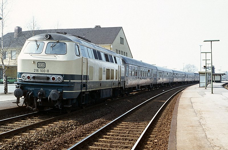 Die Loks der BR 216 des Bw Kassel waren in den 80iger Jahren regelmig im Bf Frndenberg anzutreffen, hier die 216 100-3 mit einem Eilzug nach Kassel.