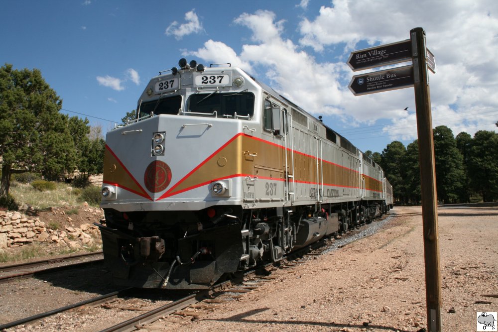 Die Loks F 40 FH # 237 und dahinter # 295 der Grand Canyon Railroad warten im Grand Canyon Village am 24. September 2011 mit ihren Personenzug auf die Rckfahrt nach Williams / Arizona.