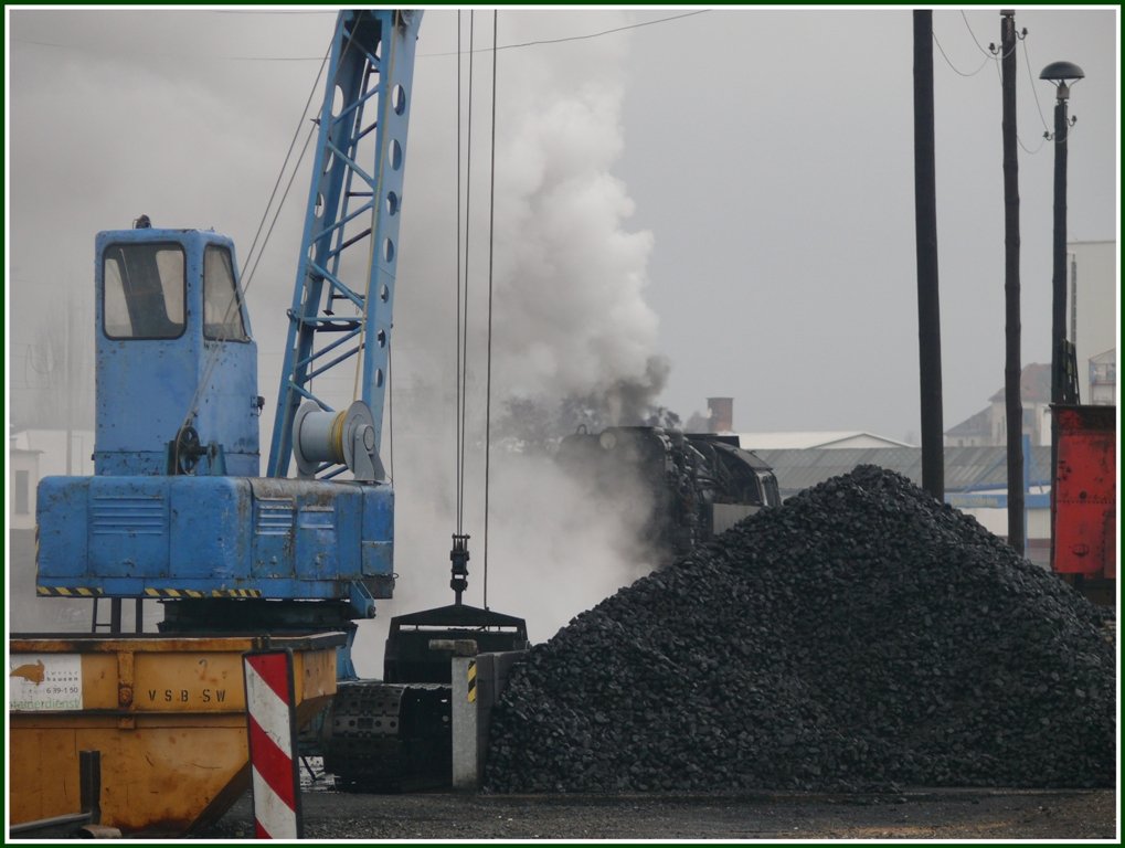 Die Loks der HSB werden mit Kohle beheizt. Kohle in Nordhausen. (06.12.2009)
