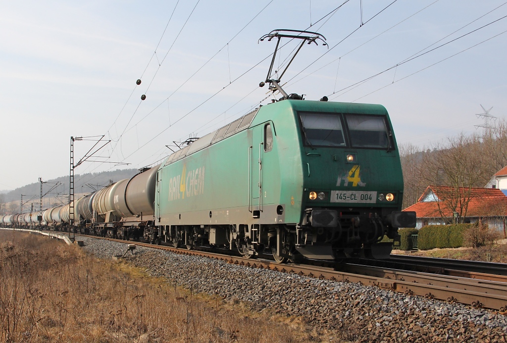 Die Loks im R4C-Design sind zur absoluten Seltenheit geworden. Am 03.03.2012 befand sich 145-CL 004 mit Kesselwagenzug auf Fahrt gen Norden. Aufgenommen bei Mecklar.