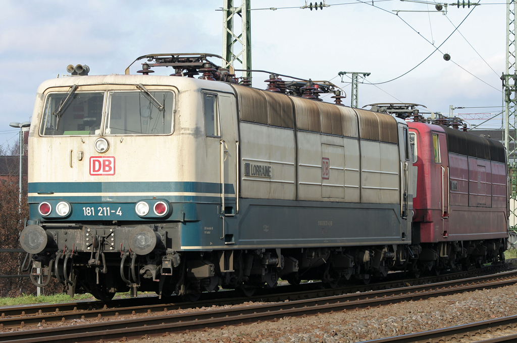 Die Lorraine 181 211-4 steht mit Saar 181 213-0 Saar in Koblenz HBF am 16.01.2011