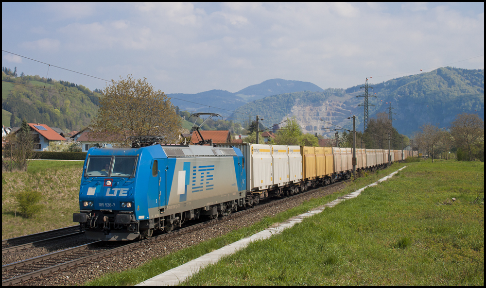 Die LTE 185.528  Hermine  bringt einen Hackschnitzelzug nach Gratwein - Gratkorn, hier bei Stbing aufgenommen. 18.04.2011