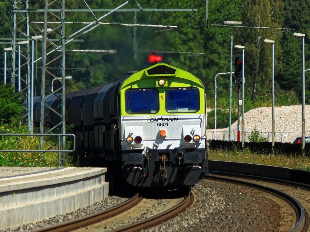 Die Luft flimmert ber der Captrain 6601 (266 001-1) am 17.08.2012, die mit einem leeren Kohlenzug am Haken auf der KBS 485 durch Herzogenrath fhrt.
