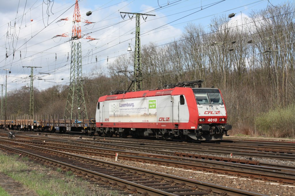 Die Luxemburger 4010 zieht am 31.03.10 einen Flachwagenzug durch Gremberg
Richtung Sden.