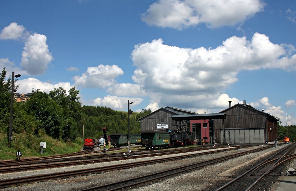 Die LWO (Lokomotivwerkstatt Oberwiesenthal) mit einigen abgestellten Schmalspurfahrzeugen davor, 31.7.010. (Vom Bahnsteig aus aufgenommen.)