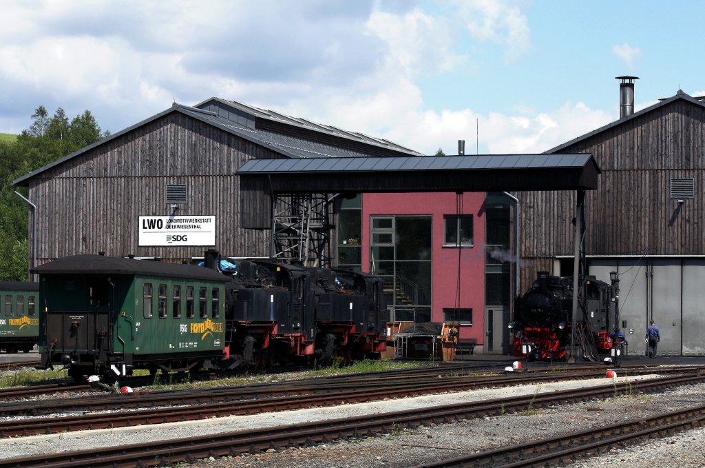 Die LWO (Lokomotivwerkstatt Oberwiesenthal) mit einigen abgestellten Schmalspurfahrzeugen, u.a. 99 794 (rechts), davor, 31.7.010. (Vom Bahnsteig aus aufgenommen.)