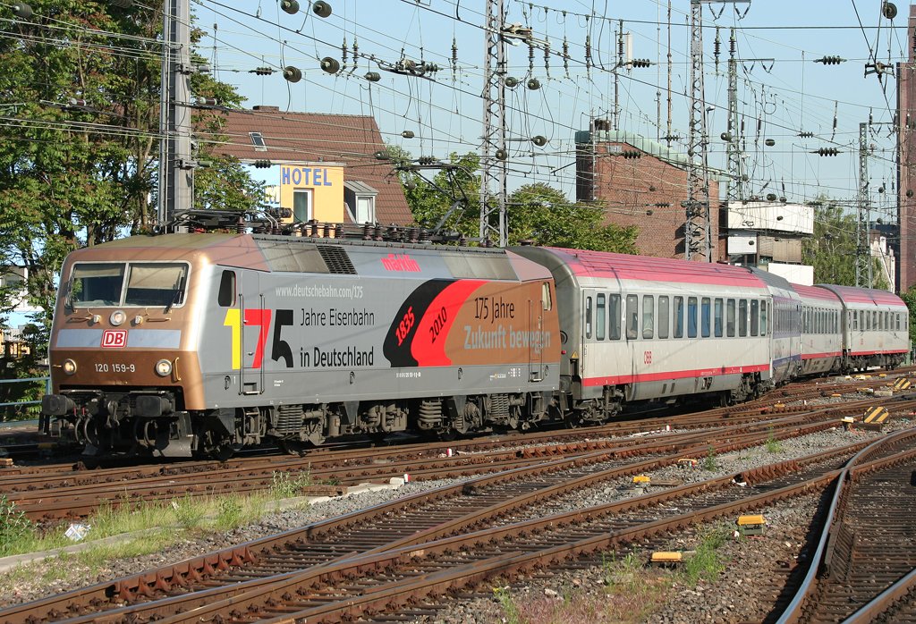 Die Mrklin 120 159-9 mit 175 Jahre Eisenbahn Werbung endet mit einem EN aus Wien Westbahnhof in Kln HBF am 05.06.2010