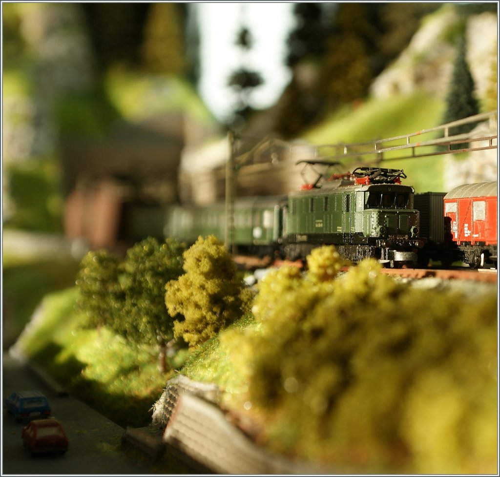 Die Mrklin mini-Club DB 144 014-8 auf meiner  Z -Anlage.
24.Dez. 2012