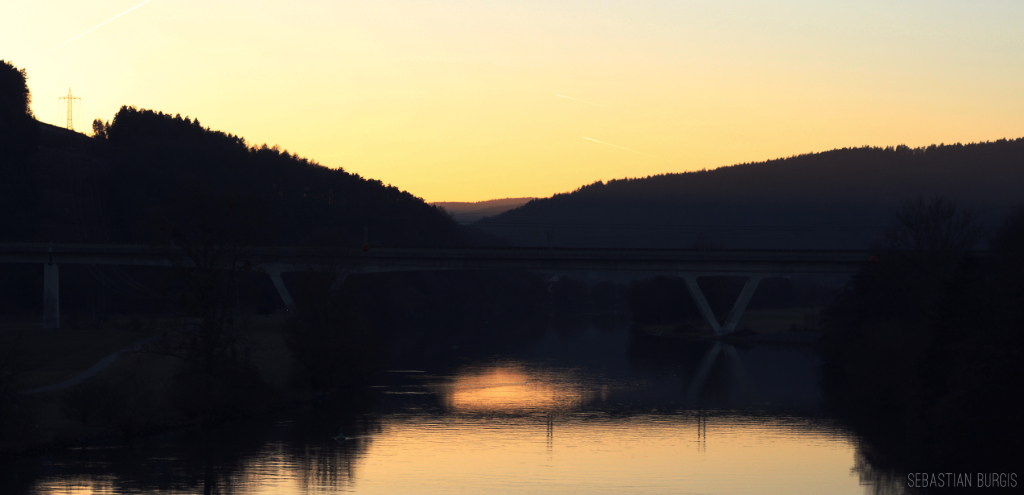 Die Mainbrcke der SFS Wrzburg-Hannover in Gemnden, nach Sonnenuntergang (02.03.2013)