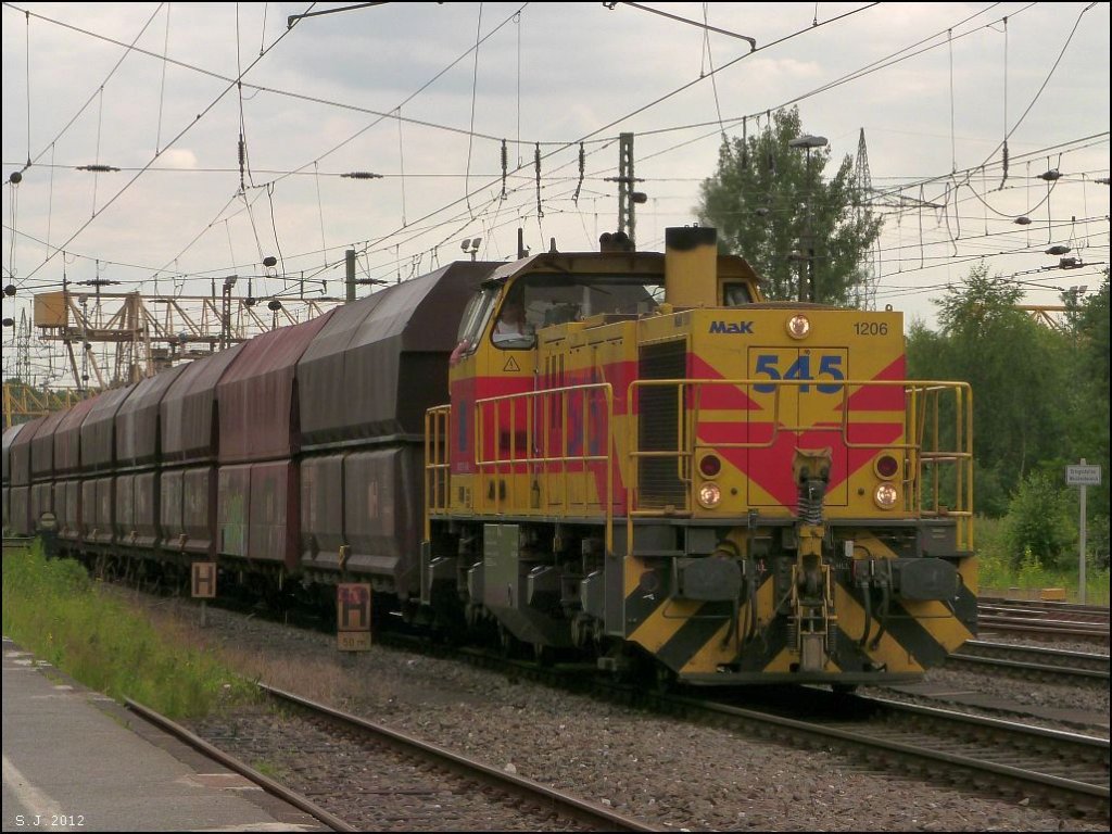 Die Mak 1206,  (545) der Hafenbahn Duisburg, mit einen Erzzug unterwegs in  DU Wedeau.Juli 2012.