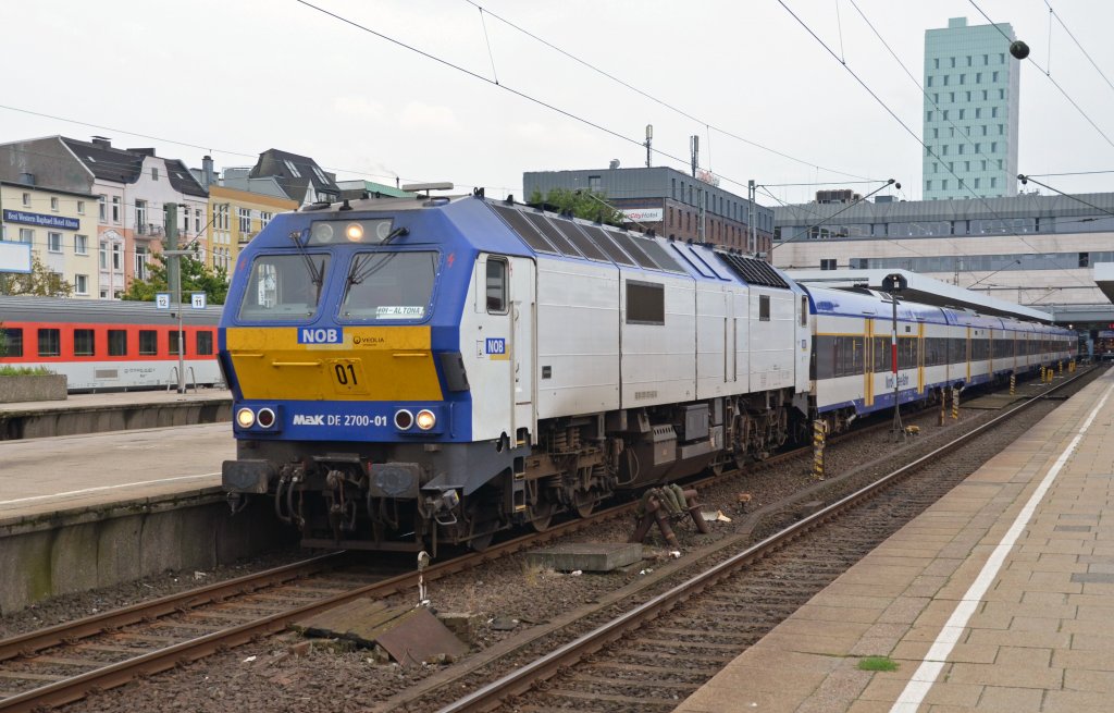 Die MaK DE 2700 01 hatte am 27.08.11 eine NOB nach Hamburg-Altona gebracht und fhrt nun in die Abstellanlage.