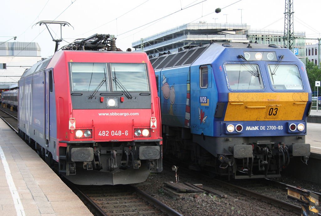 Die MaK DE 2700-03 der NOB und 482 048-6 der SBB Cargo stehen  in Hamburg Altona am 29.06.2010