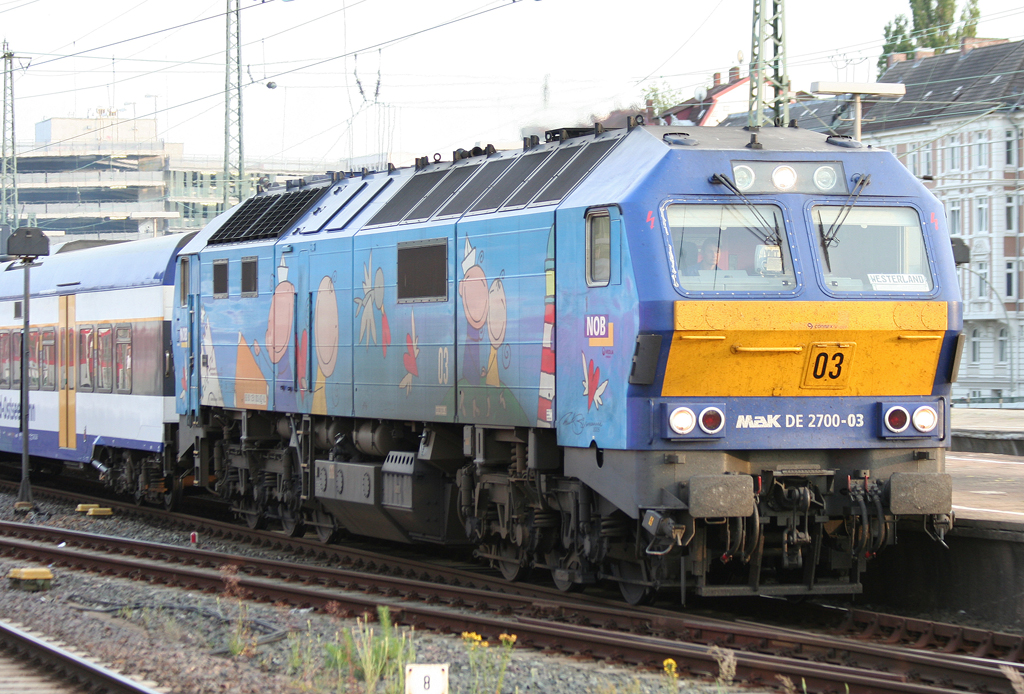 Die MaK DE 2700-03 der NOB zieht einen Zug nach Westerland in Hamburg Altona am 29.06.2010