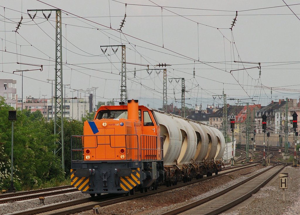 Die Mak G 1206 (BR 275) von Northrail legt sich mit ihrem Kalkzug fr die BASF schon leicht in die Kurve um die Hochgleise von Ludwigshafen Hbf zu durchfahren. 08.06.2013