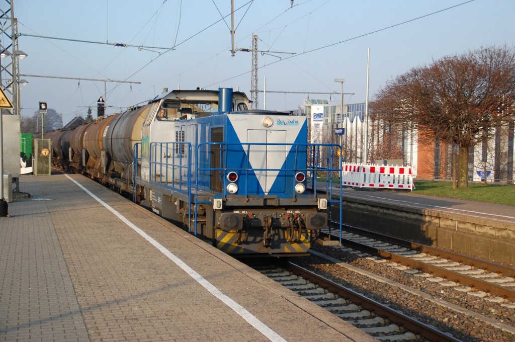 Die MAK der Rurtalbahn ist gerade mit einem Kesselwagenzug im Bahnhof Rheydt eingefahren. Die Durchfahrt findet auf Gleis 4 statt. 29.1.2011