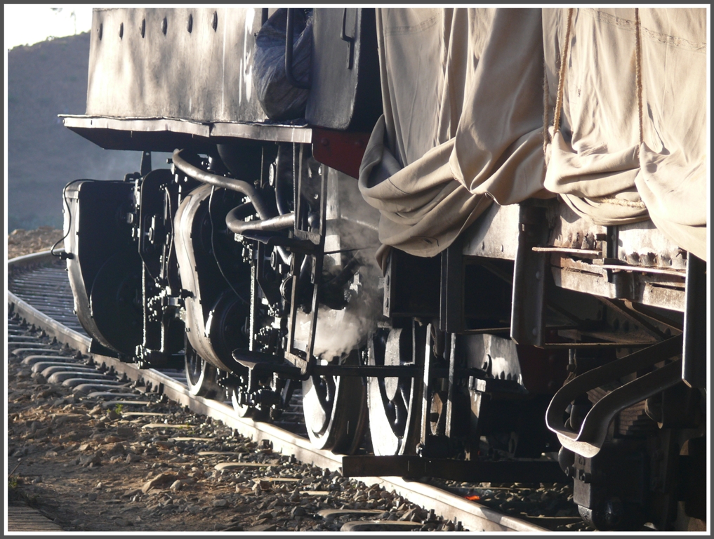 Die Malletlok 440.008 rattert vorbei. (31.01.2012)